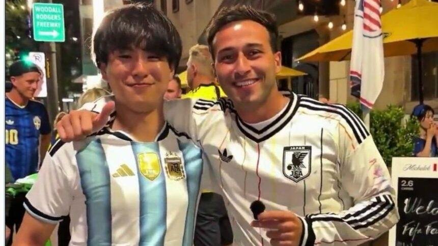 Periodista argentino sorprende a aficionado japonés con camiseta 'pirata'