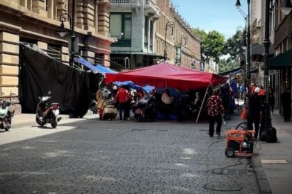 persisten bloqueos en el centro historico pese a reduccion de Persisten bloqueos en el Centro Histórico pese a reducción de maestros de la CNTE.