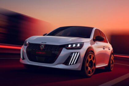 Peugeot 208 GTi: rendimiento destacado frente a Mustang V8.