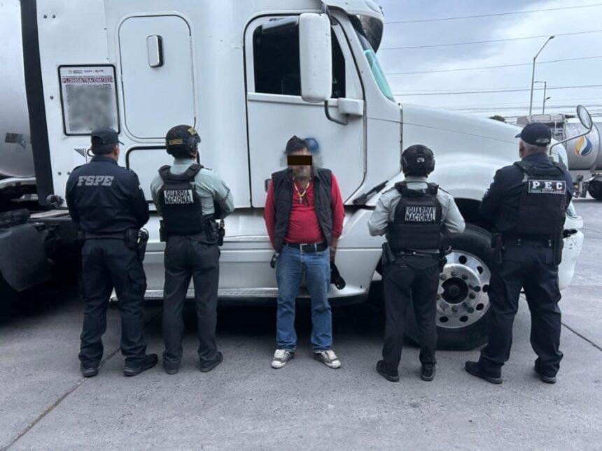 Policía Estatal de Caminos incauta tractocamión con 48 mil litros de hidrocarburo en Apaseo el Grande