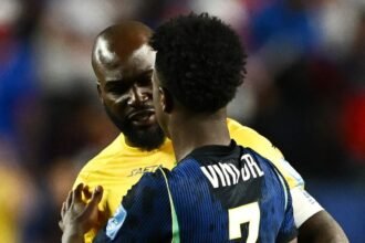 Portero de Haití regala su camiseta de Vinícius a su hijo tras el partido