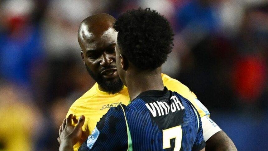 Portero de Haití regala su camiseta de Vinícius a su hijo tras el partido