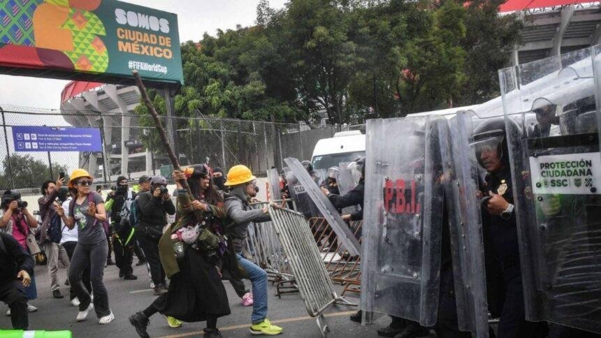 protestas en mundial de futbol terminan con 12 detenidos liberados Protestas en Mundial de fútbol terminan con 12 detenidos liberados.