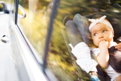 Rasgos comunes de padres que olvidan a su bebé en el auto según psicología
