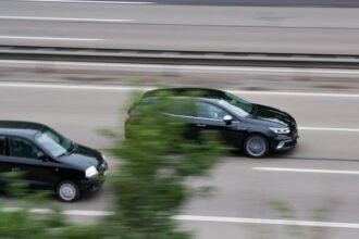 Rebasar por la derecha en carretera: excepciones legales en México