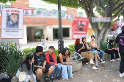 Red Feminista instala tendedero de deudores alimentarios en León por el Día del Padre