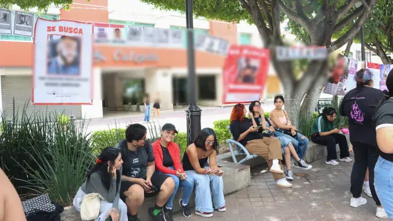 Red Feminista instala tendedero de deudores alimentarios en León por el Día del Padre