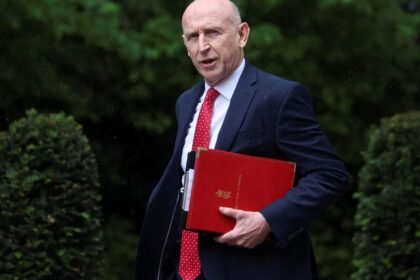 Renuncia el ministro de Defensa británico por disputas de financiamiento con Starmer