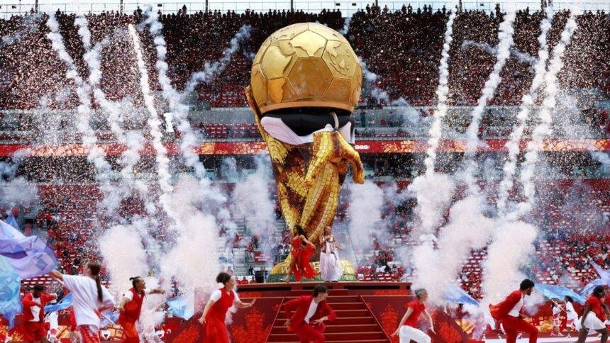 Réplica de la Copa del Mundo se desinfla en la inauguración en Canadá