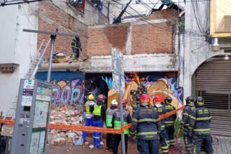 Rescatan a mujer y continúan búsqueda de otra persona tras derrumbe en Cuauhtémoc