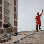 Rescatistas mexicanos hallan con vida a un hombre en los escombros venezolanos.