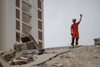 Rescatistas mexicanos hallan con vida a un hombre en los escombros venezolanos.