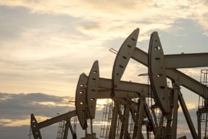 Reservas de petróleo de EE.UU. alcanzan mínimo histórico de 340 millones de barriles.