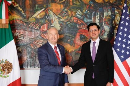 Roberto Velasco y Roland Johnson analizan cooperación en seguridad bilateral
