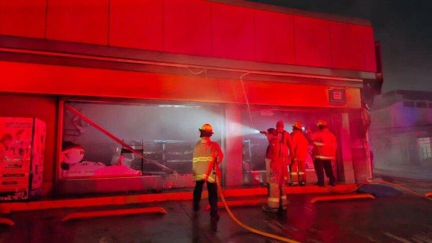 Robo y quema de vehículos en Tabasco por traslado de reos.