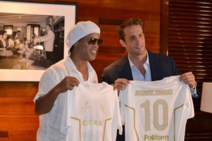 ronaldinho regresa al futbol profesional a sus 46 anos en Ronaldinho regresa al fútbol profesional a sus 46 años en Italia