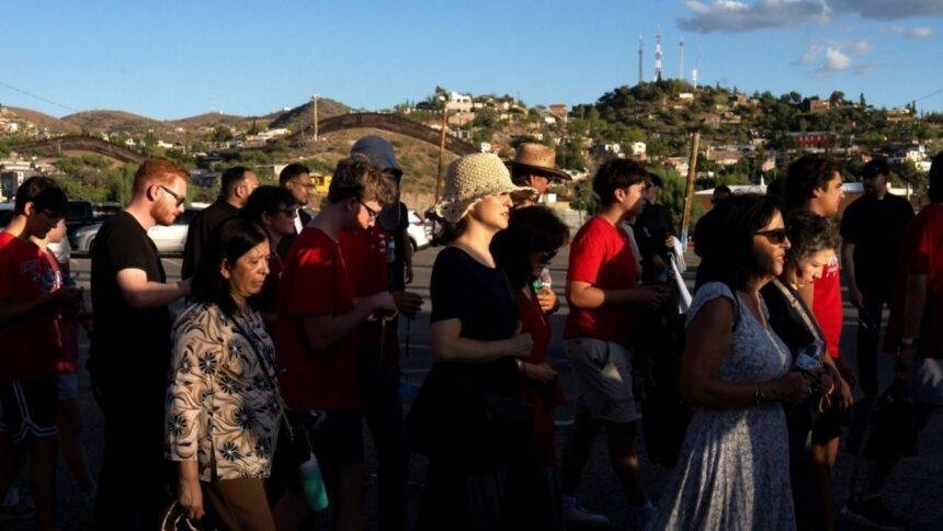 Sacerdotes, monjas y feligreses exigen trato digno a migrantes en frontera EE. UU.-México