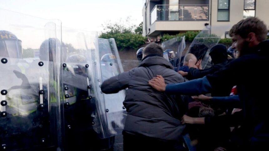 Seis personas acusadas de desórdenes violentos en protesta en Reino Unido