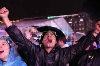 Selección Nacional logra nueva victoria mientras la afición celebra bajo la lluvia