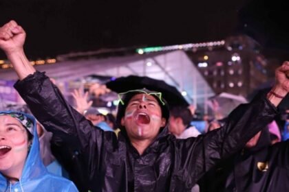 Selección Nacional logra nueva victoria mientras la afición celebra bajo la lluvia