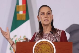 Sheinbaum defiende la honestidad frente a acusaciones de narcogobierno y corrupción.