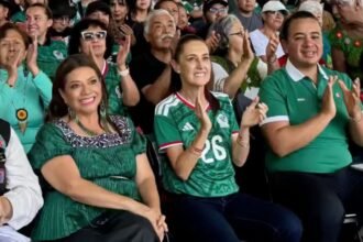 Sheinbaum no asiste al Zócalo y sigue partido inaugural desde otro lugar.