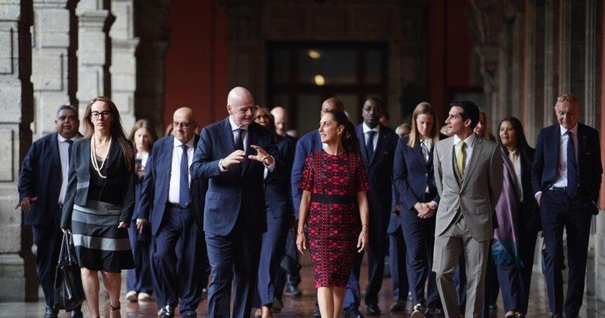 Sheinbaum recibe a Infantino en Palacio Nacional antes de la inauguración