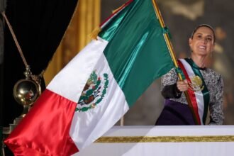 Sheinbaum suspende clases y promueve home office por partido del Tri