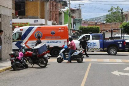 Sicarios en moto emboscan y asesinan a conductor de Jeep en la zona.