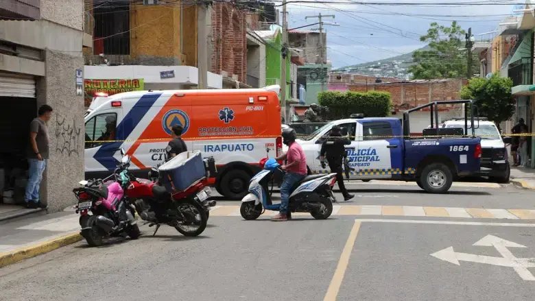 sicarios en moto emboscan y asesinan a conductor de jeep Sicarios en moto emboscan y asesinan a conductor de Jeep en la zona.