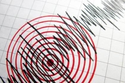 Sismo de magnitud 5.5 en China causa 13 heridos leves y evacuaciones.