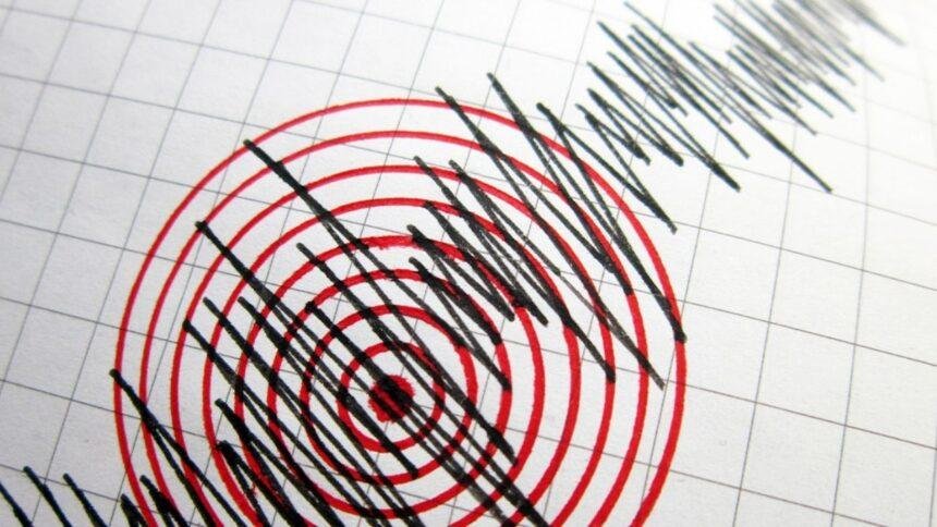 Sismo de magnitud 5.5 en China causa 13 heridos leves y evacuaciones.
