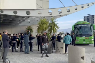 Sudáfrica llega a México y es recibida con mariachi en Pachuca