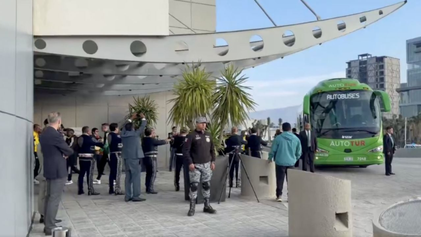 Sudáfrica llega a México y es recibida con mariachi en Pachuca