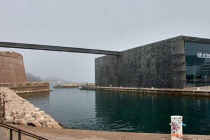 Suspenden al presidente del principal museo de Francia por acusaciones de acoso sexual