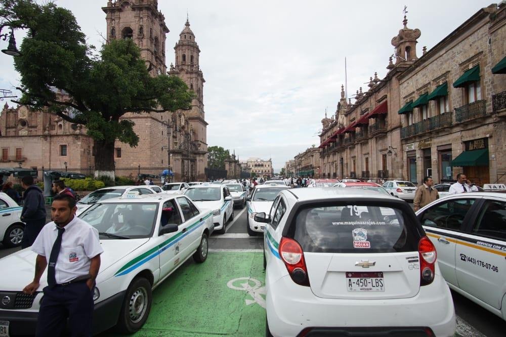 Taxistas buscan regularizar hasta 30 sitios en Michoacán