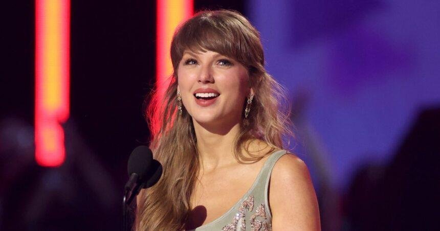 Taylor Swift lanza canción original para 'Toy Story 5' y anuncia preventa