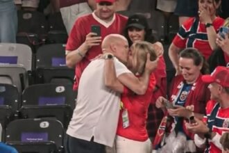 Técnico de Noruega celebra victoria en el Mundial con un emotivo beso