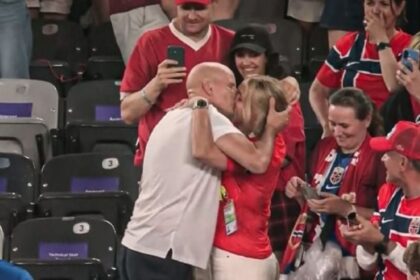 Técnico de Noruega celebra victoria en el Mundial con un emotivo beso