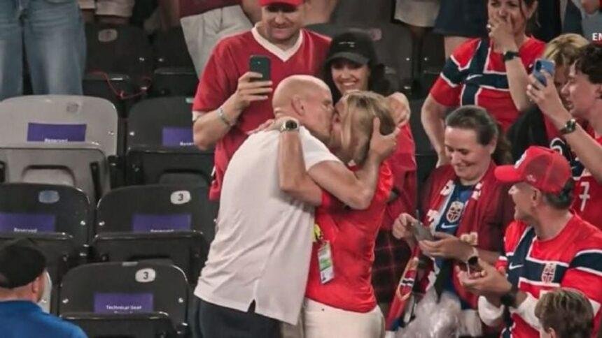 Técnico de Noruega celebra victoria en el Mundial con un emotivo beso