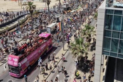 Tel Aviv celebra primer desfile del orgullo LGBTIQ+ tras suspensión por conflicto.