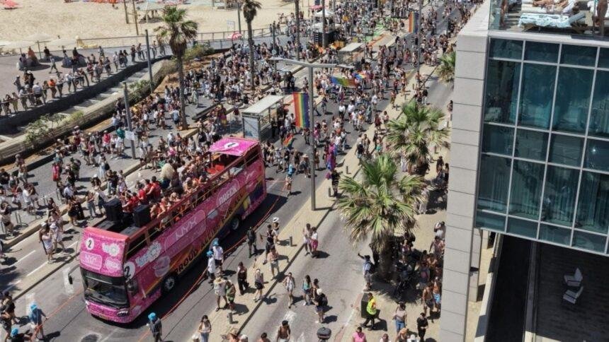Tel Aviv celebra primer desfile del orgullo LGBTIQ+ tras suspensión por conflicto.