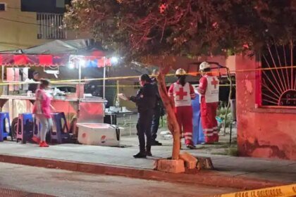 tiros y tacos matan a mujer en puesto de salamanca Tiros y tacos: Matan a mujer en puesto de Salamanca.
### Propuesta de reescritura:
"Salamanca: Impacto de la violencia en los puestos de tacos locales"
