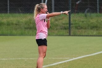 Tori Penso, la segunda árbitra en un Mundial, dirige Chequia-Sudáfrica