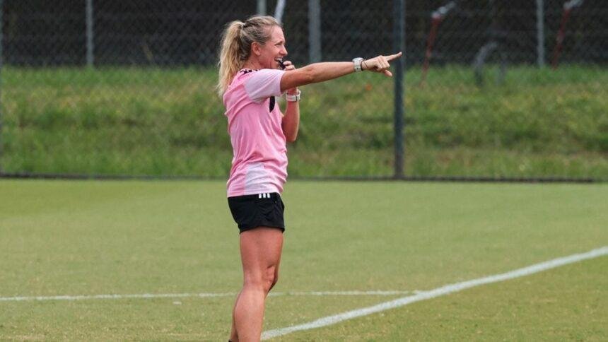 Tori Penso, la segunda árbitra en un Mundial, dirige Chequia-Sudáfrica