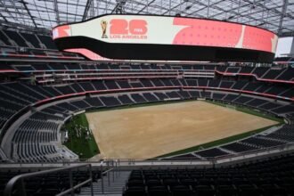 Trabajadores del SoFi Stadium inician huelga antes del Mundial en Los Ángeles
