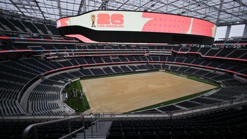 trabajadores del sofi stadium inician huelga antes del mundial en Trabajadores del SoFi Stadium inician huelga antes del Mundial en Los Ángeles