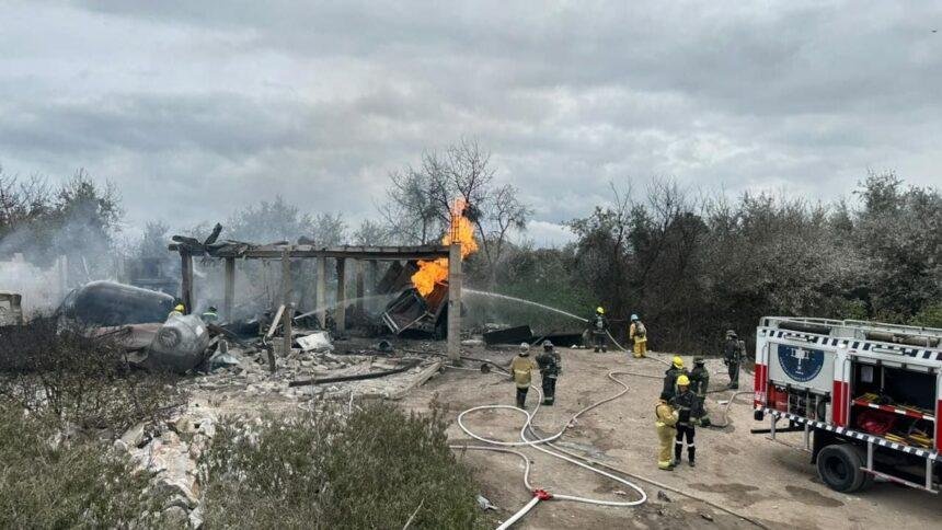 Tres heridos tras explosión en almacenamiento de gas en Puebla.