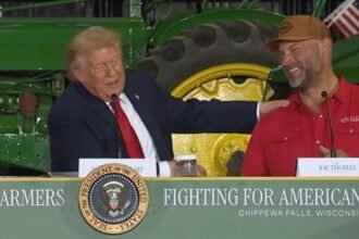 Trump elogia el físico de un granjero sin reconocer su logro en la NFL