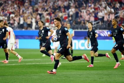 Turquía sorprende a Estados Unidos en un emocionante partido de trámite